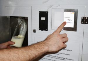 Beim Milchautomaten können Kunden selber die gewünschte Menge „zapfen“.