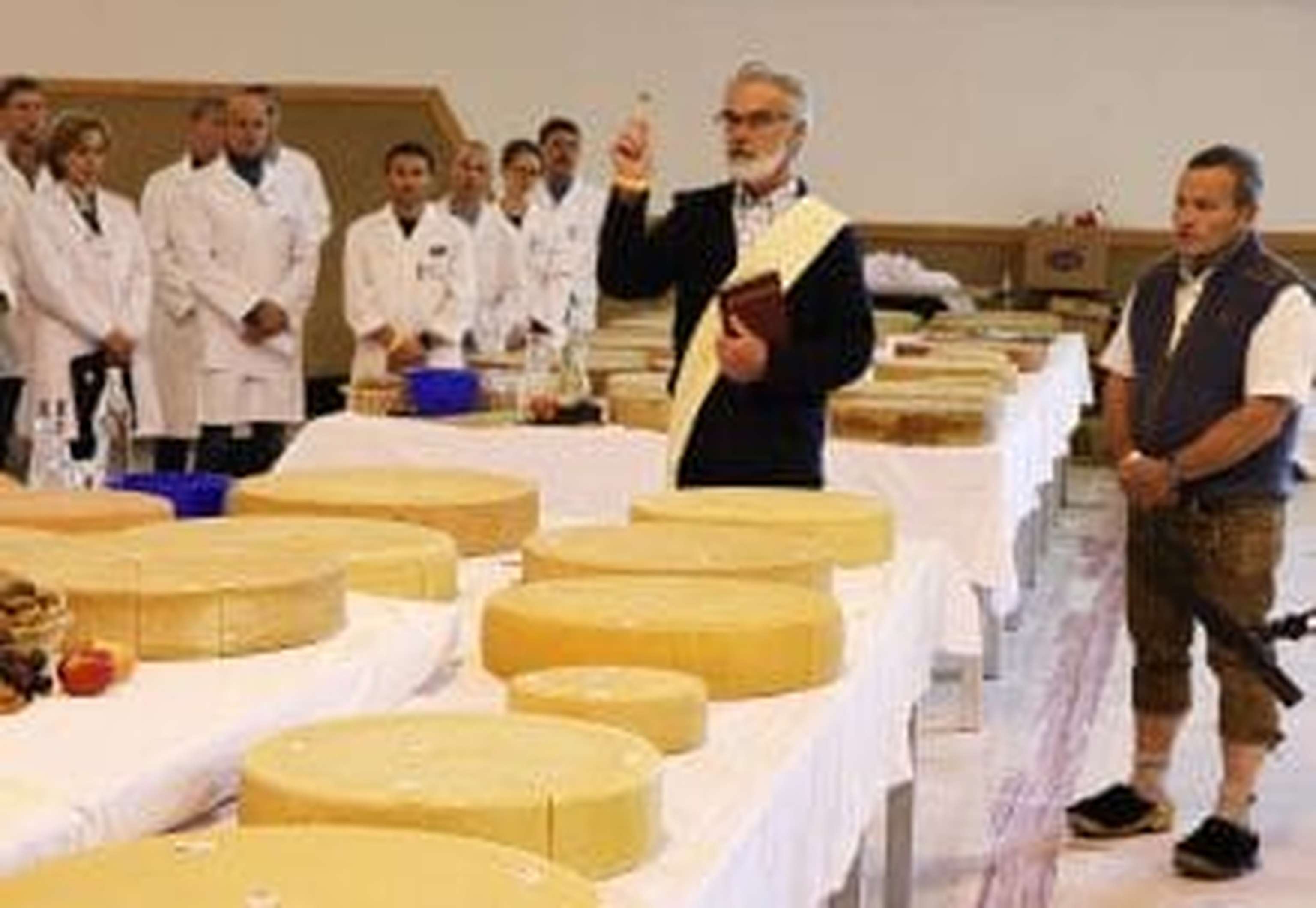Diakon Karl Gatt nahm die Segnung der Käse vor, rechts im Bild der Galtürer Bürgermeister Hermann Huber.
