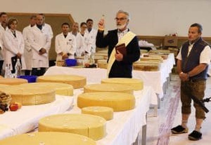 Diakon Karl Gatt nahm die Segnung der Käse vor, rechts im Bild der Galtürer Bürgermeister Hermann Huber.