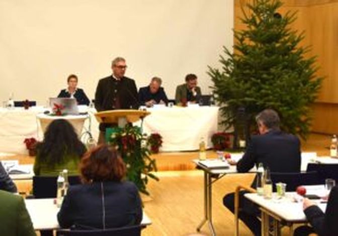 Präsident Waldenberger berichtete im weihnachtlich dekorierten Saal.
