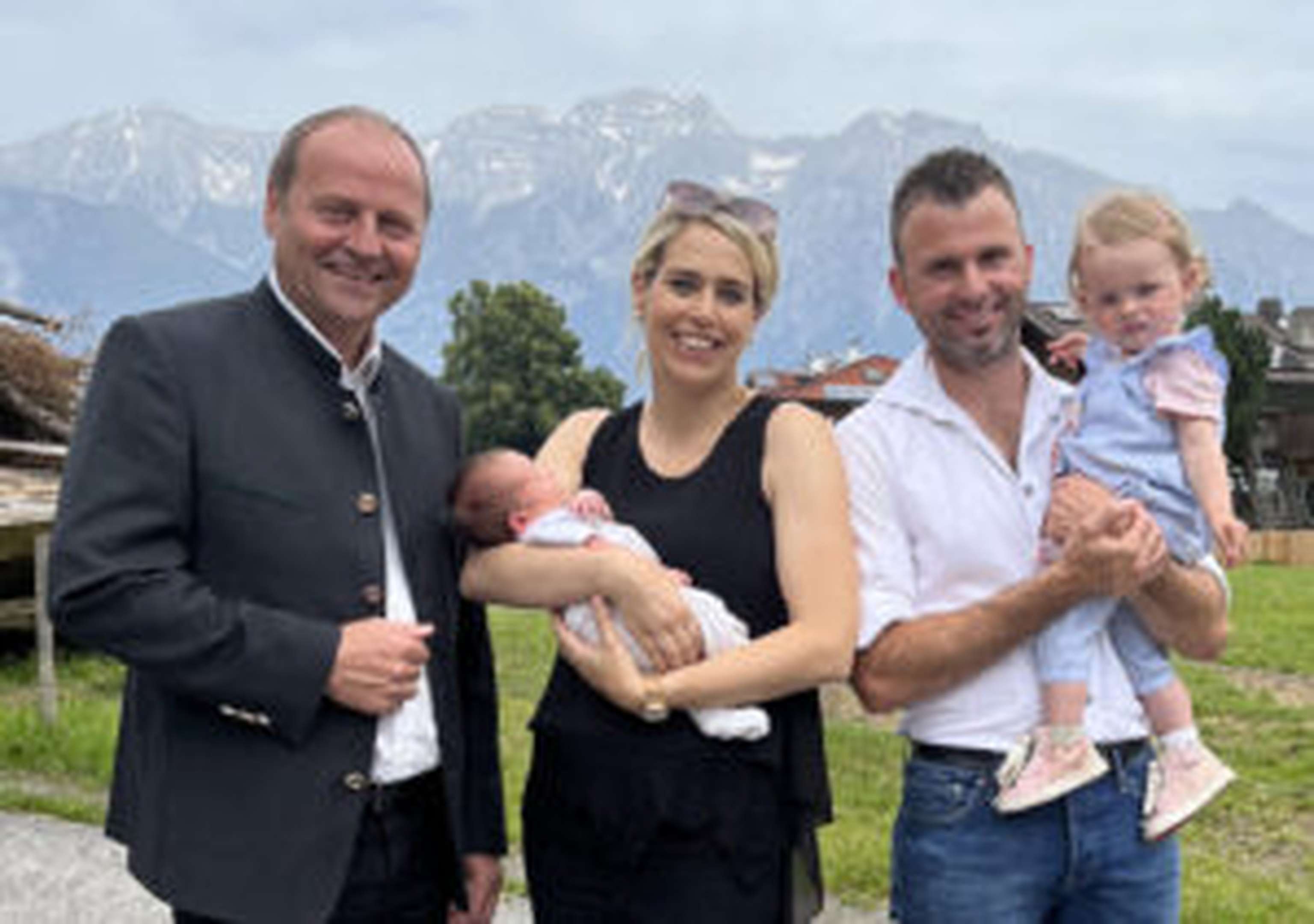 LH-Stv. Josef Geisler mit Familie Parger, Karin und Hermann mit ihren Kindern Lorenz und Lena, am Hoanz-Hof in Tulfes