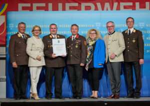 140 Jahre Deutsch-Wagram: Die Jubliare der Feuerwehr Deutsch-Wagram mit Bürgermeisterin Ulrike Mühl-Hittinger bei der Urkunden-Übergabe mit Landesfeuerwehrkommandant Dietmar Fahrafellner, Landeshauptfrau Johanna Mikl-Leitner, LH-Stellvertreter Stephan Pernkopf und stv. Landesfeuerwehrkommandant Martin Boyer.