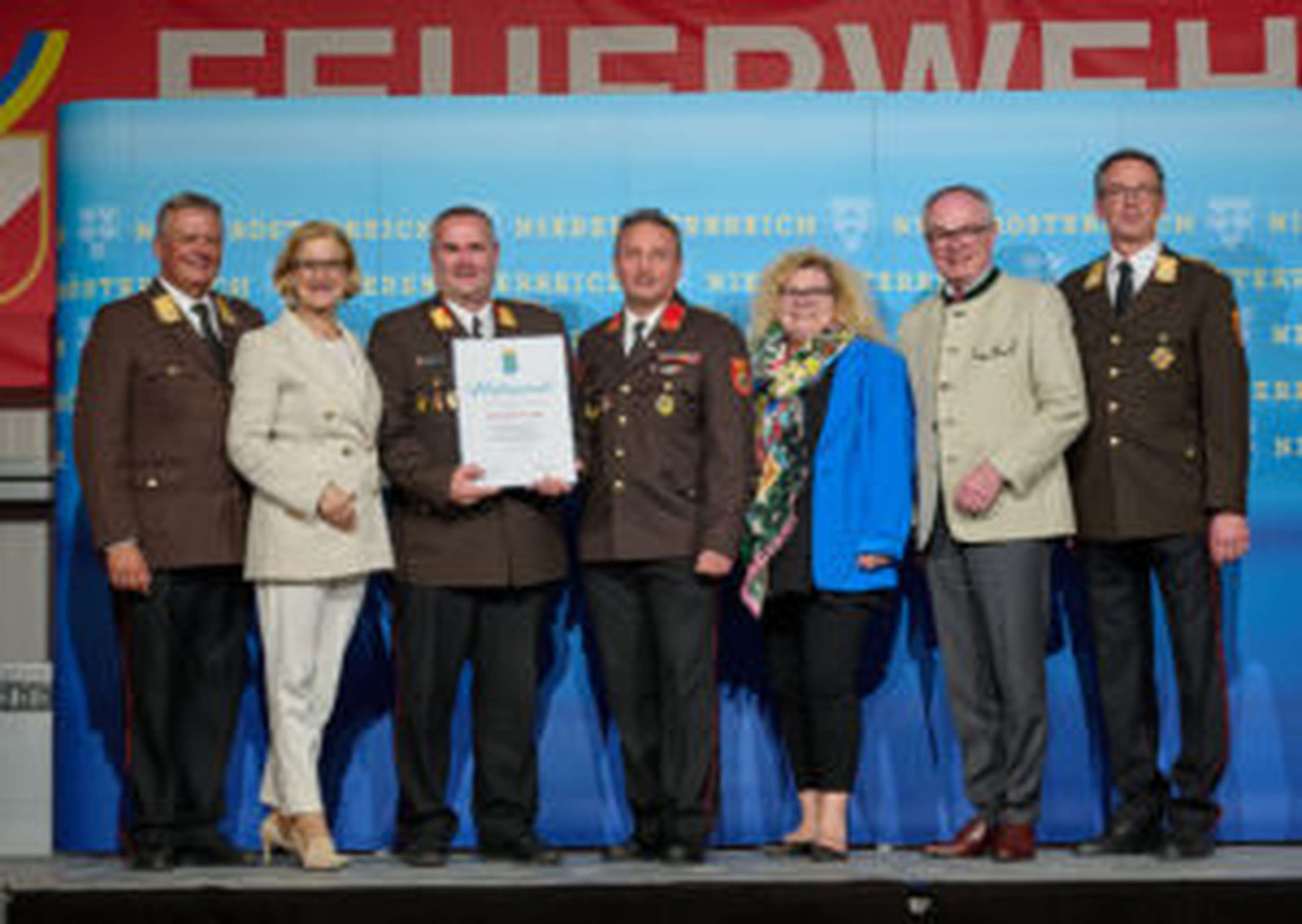 140 Jahre Deutsch-Wagram: Die Jubliare der Feuerwehr Deutsch-Wagram mit Bürgermeisterin Ulrike Mühl-Hittinger bei der Urkunden-Übergabe mit Landesfeuerwehrkommandant Dietmar Fahrafellner, Landeshauptfrau Johanna Mikl-Leitner, LH-Stellvertreter Stephan Pernkopf und stv. Landesfeuerwehrkommandant Martin Boyer.