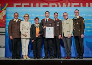 100 Jahre Plankenberg: Die Jubliare der Feuerwehr Plankenberg mit Bürgermeisterin Josefa Geiger bei der Urkunden-Übergabe mit Landesfeuerwehrkommandant Dietmar Fahrafellner, Landeshauptfrau Johanna Mikl-Leitner, LH-Stellvertreter Stephan Pernkopf und stv. Landesfeuerwehrkommandant Martin Boyer.