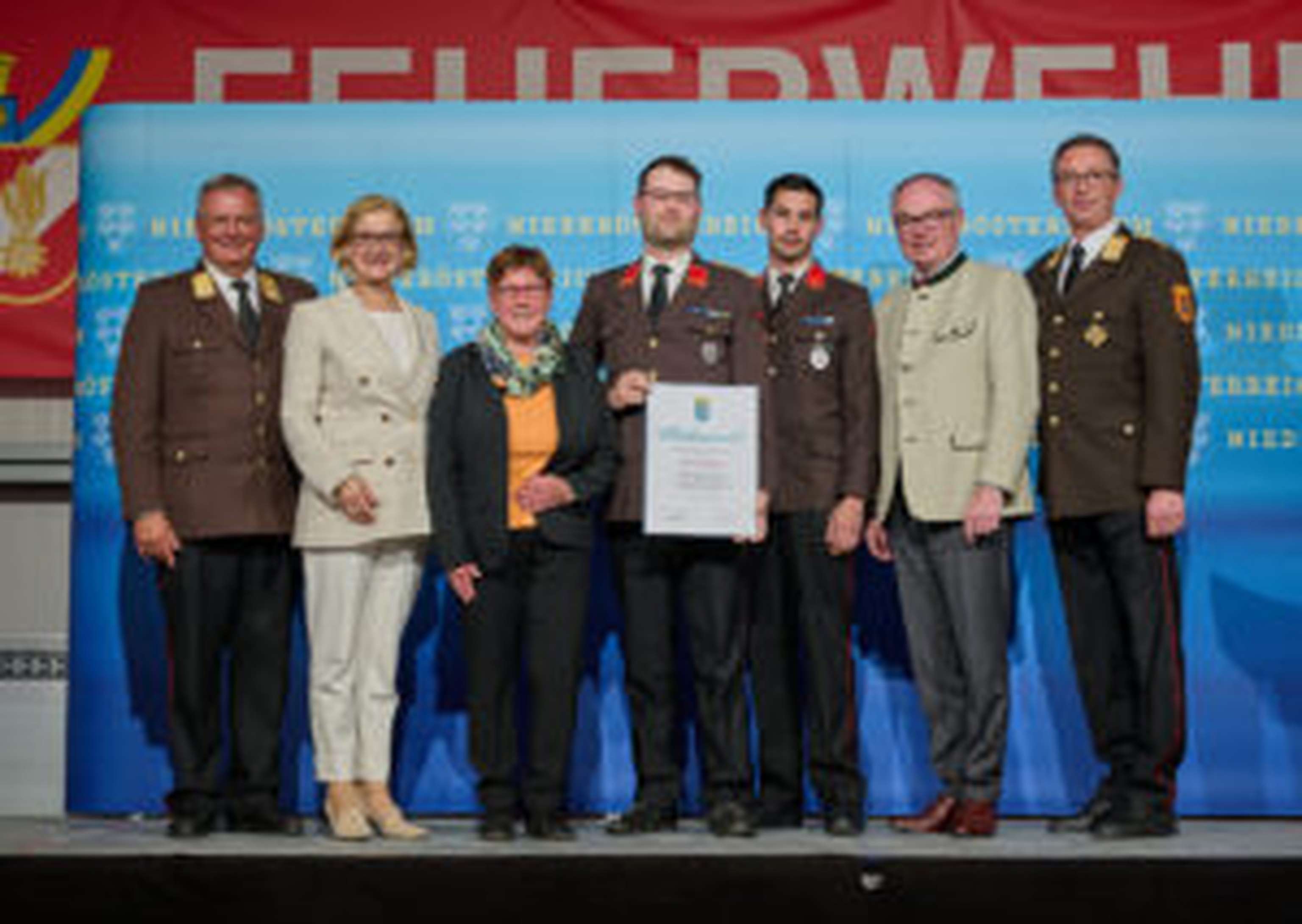 100 Jahre Plankenberg: Die Jubliare der Feuerwehr Plankenberg mit Bürgermeisterin Josefa Geiger bei der Urkunden-Übergabe mit Landesfeuerwehrkommandant Dietmar Fahrafellner, Landeshauptfrau Johanna Mikl-Leitner, LH-Stellvertreter Stephan Pernkopf und stv. Landesfeuerwehrkommandant Martin Boyer.