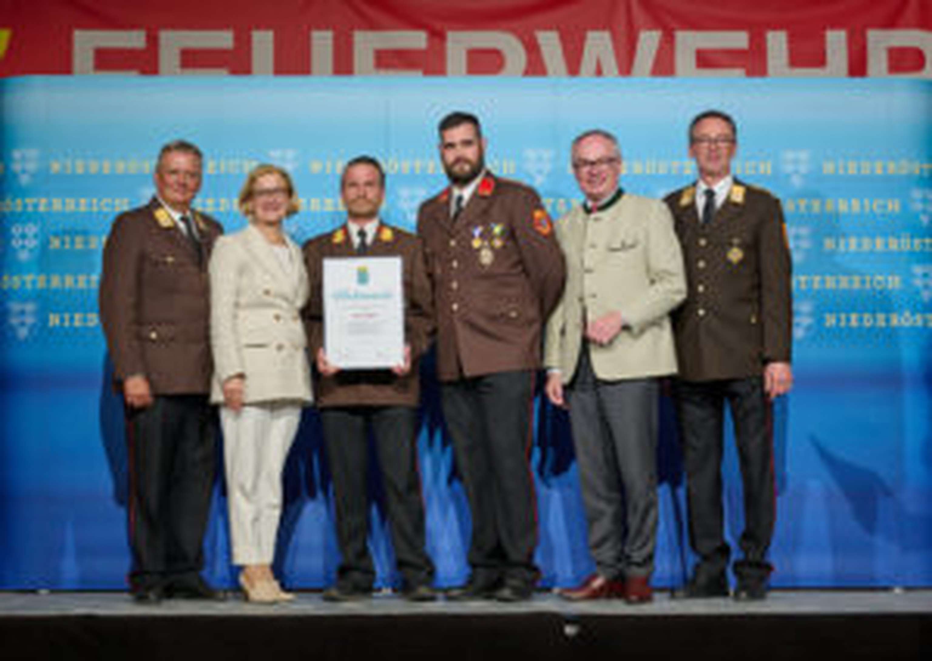 160 Jahre Scheibbs: (v.l.n.r.) Landesfeuerwehrkommandant Dietmar Fahrafellner, Landeshauptfrau Johanna Mikl-Leitner, Kommandant Heinz-Georg Ziegler, stv. Kommandant Florian Musil, LH-Stellvertreter Stephan Pernkopf und stv. Landesfeuerwehrkommandant Martin Boyer.
