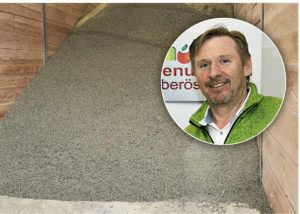 Das Nebenprodukt: Rapskuchen; Kleines Bild: Geschäftsführer Johann Schöfl