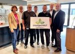 Ried: Bezirksbäuerin Rendl (l.), BB-Obmann Schneiderbauer (r.) und NAbg. Hofinger in der Kantine der Firma Langzauner