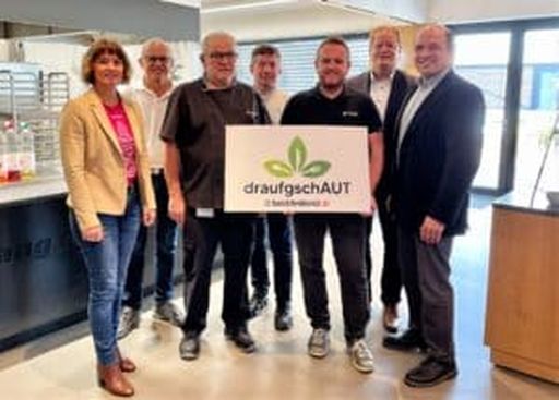 Ried: Bezirksbäuerin Rendl (l.), BB-Obmann Schneiderbauer (r.) und NAbg. Hofinger in der Kantine der Firma Langzauner