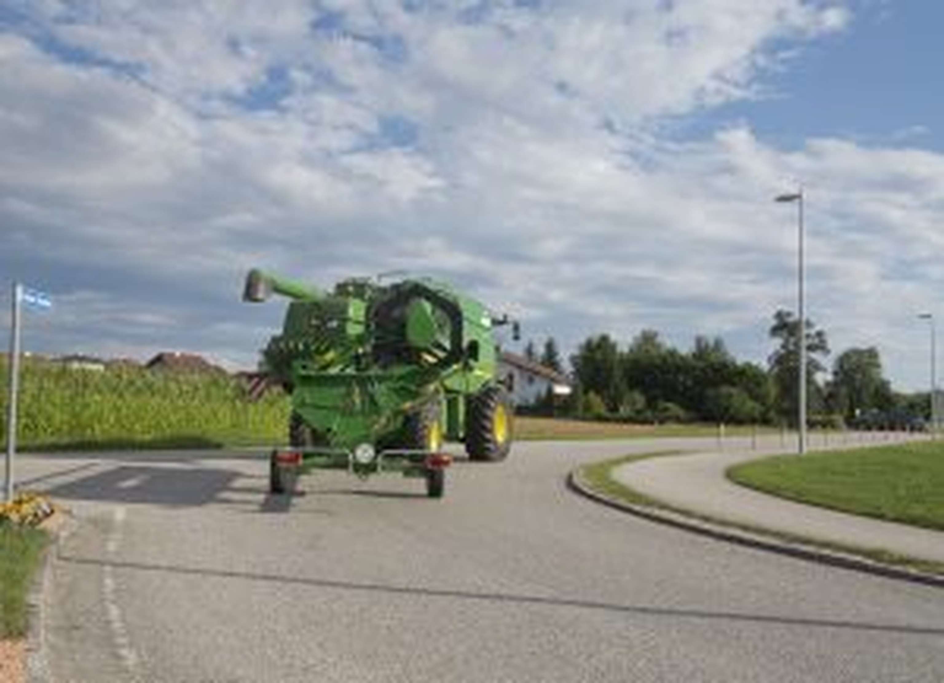 Mähdrescher sind am Heck gelenkt und weisen dadurch ein anderes Fahrverhalten als Lkws auf.