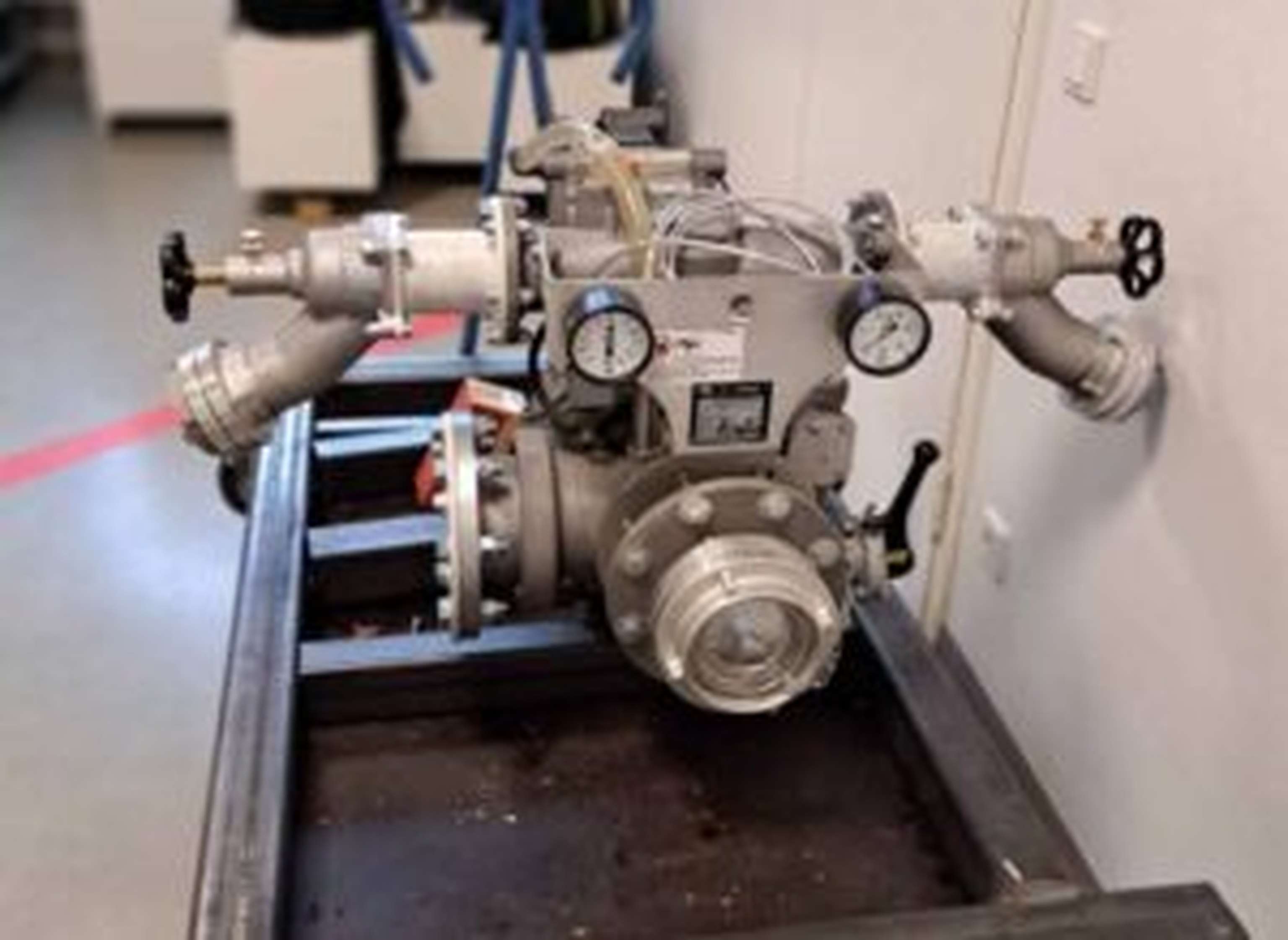 Eine alte Feuerwehrpumpe wurde zu einer mobilen Waschanlage umgebaut.