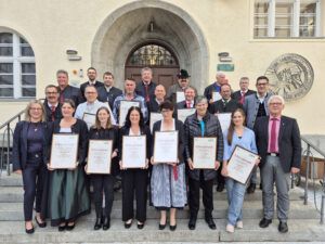 Die Geehrten des Bezirks Imst mit Ehrengästen.