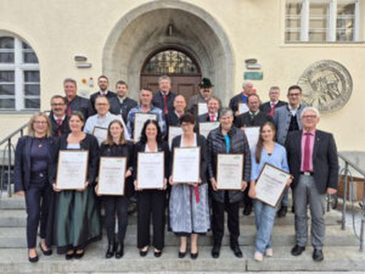 Die Geehrten des Bezirks Imst mit Ehrengästen.