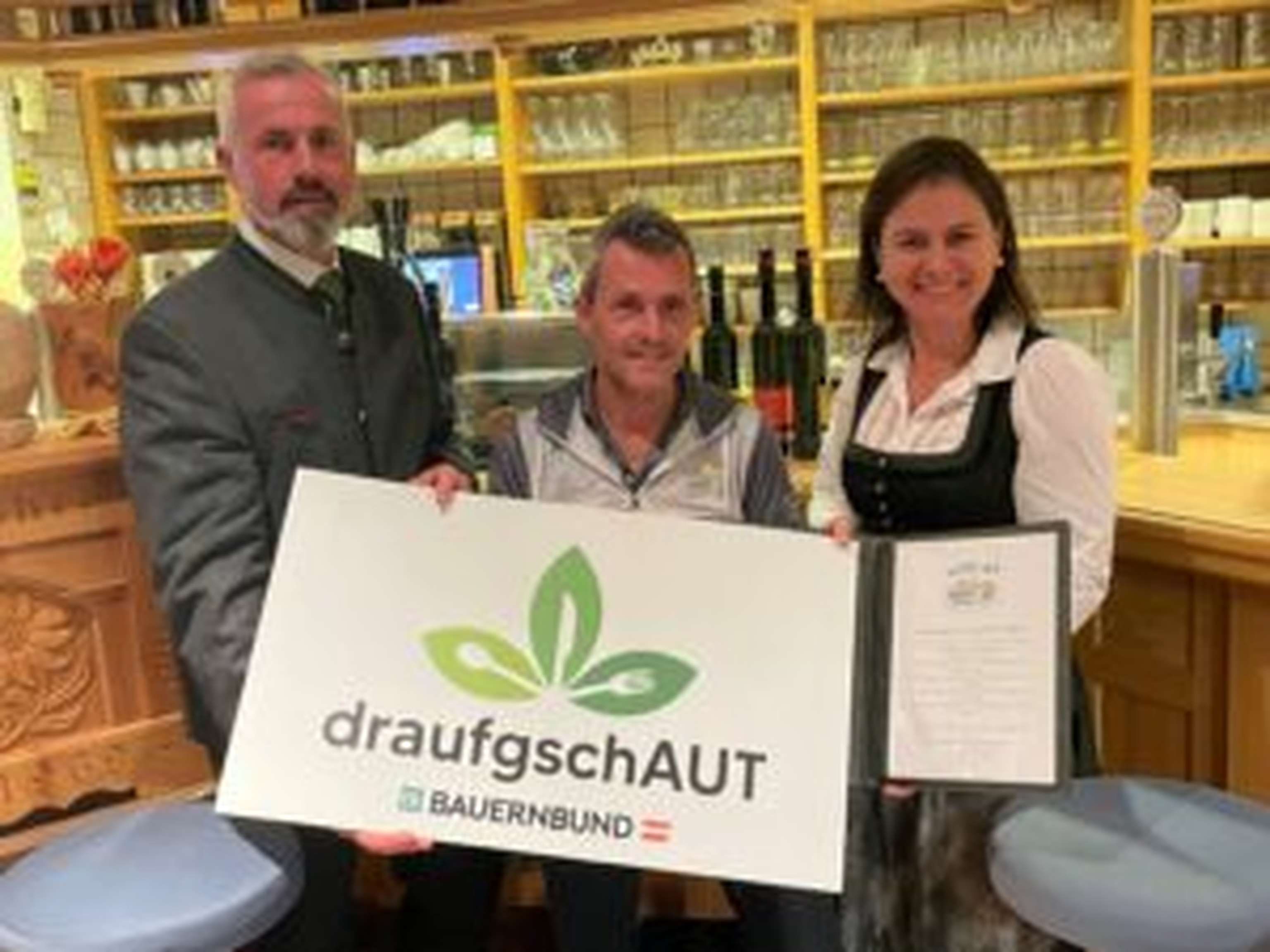 BB-Obmann Christian Zierler und NAbg. Bettina Zopf mit Wirt Johann Wolfsgruber (m.) im Berggasthof „Urzn“ in Altmünster