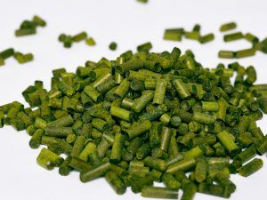 Die mit der Maschine erzeugten Grasschnitt-Pellets