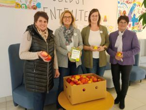 Rohrbach: Bezirksbäuerin Michaela Märzinger (l.) und Stellvertreterin Petra Pichler (r.) mit Mitarbeitern des Kinderrehazentrums.