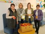 Rohrbach: Bezirksbäuerin Michaela Märzinger (l.) und Stellvertreterin Petra Pichler (r.) mit Mitarbeitern des Kinderrehazentrums.