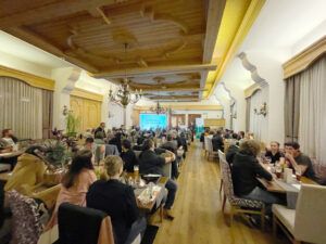 Ein vollgefüllter Saal bei der Frühjahrskonferenz der JB/LJ Bezirk Reutte.