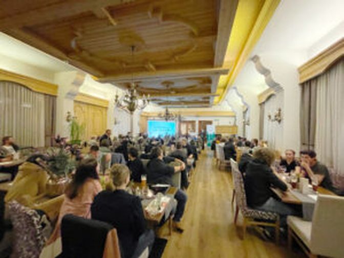 Ein vollgefüllter Saal bei der Frühjahrskonferenz der JB/LJ Bezirk Reutte.