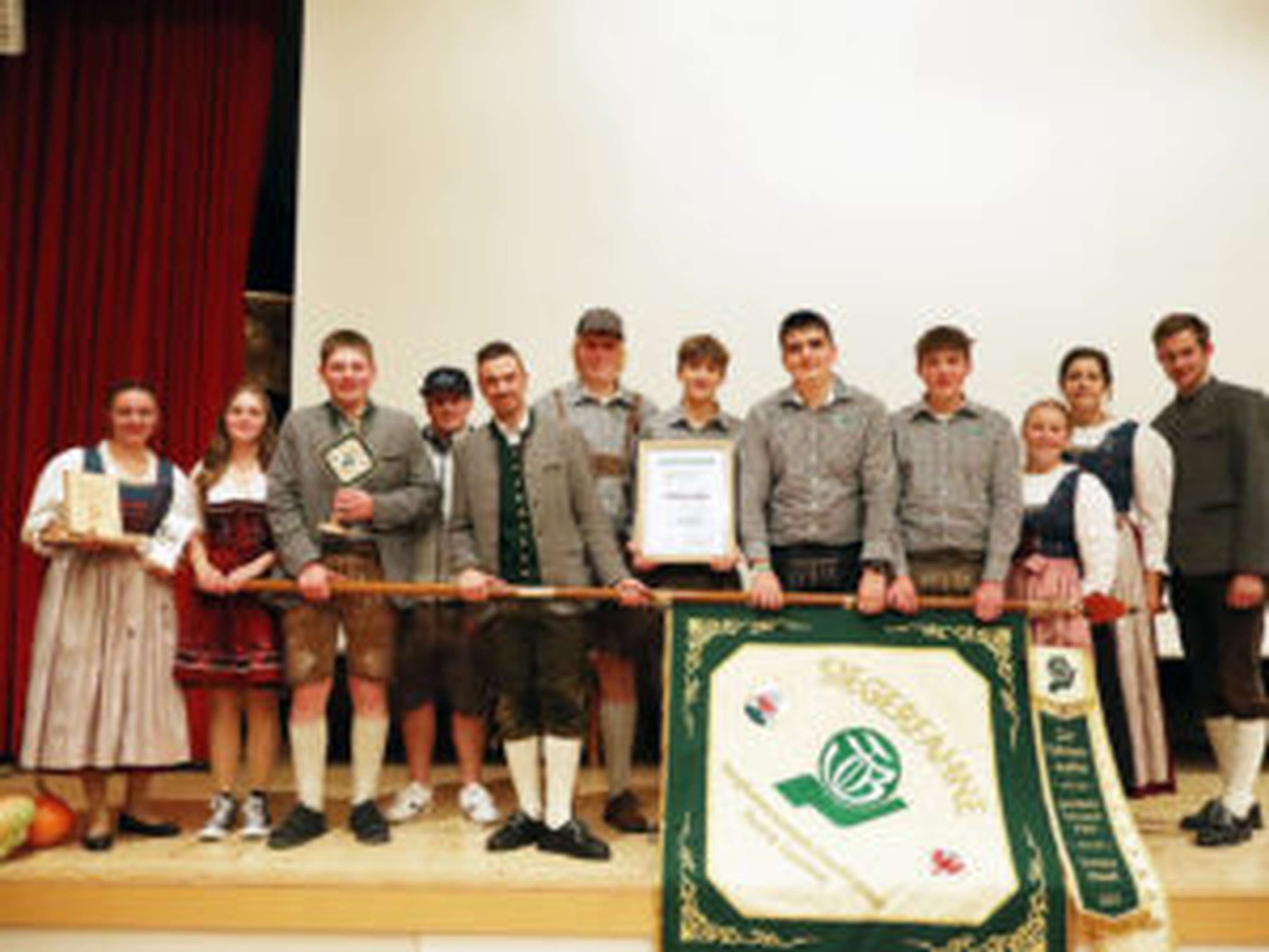 Die JB/LJ Strengen durfte am Samstag vom Bezirkstag die Siegerfahne mit nach Hause nehmen.