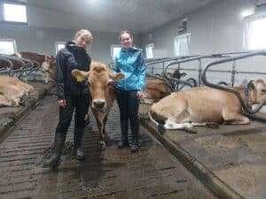 Julia und Viktoria mit der Mutter (VJ Hamlet) der hoch genomisch typisierten VJ Giga-Tochter.