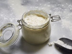 Sauerteig lässt sich leicht und mit wenigen Handgriffen zuhause herstellen.