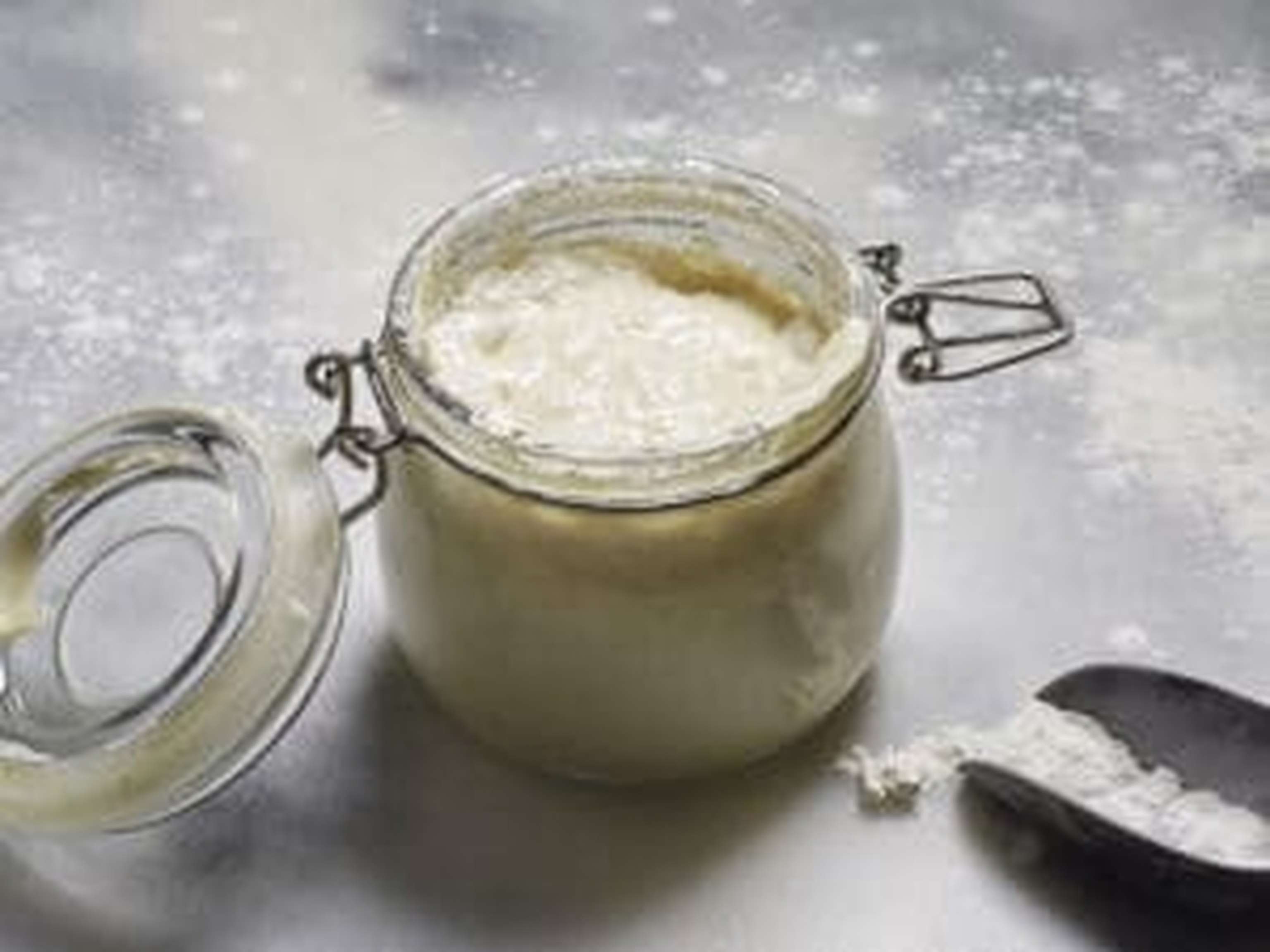 Sauerteig lässt sich leicht und mit wenigen Handgriffen zuhause herstellen.