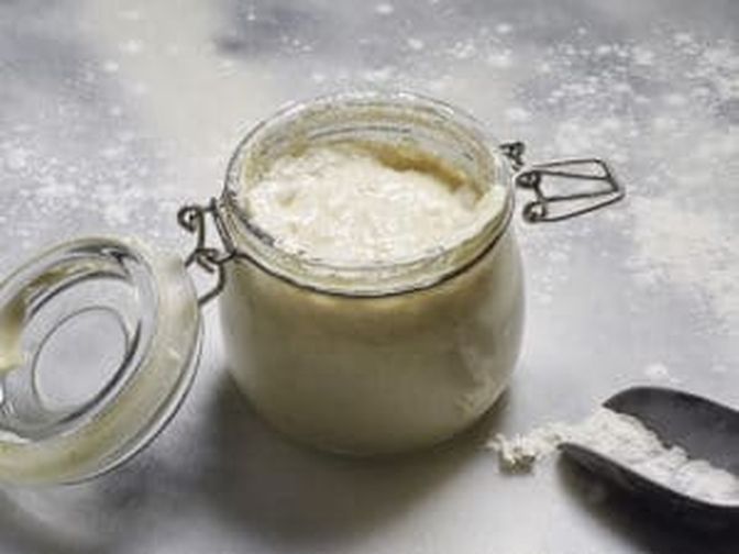 Sauerteig lässt sich leicht und mit wenigen Handgriffen zuhause herstellen.