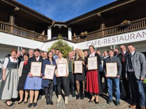 Die Geehrten des Bezirks Kufstein mit Ehrengästen.
