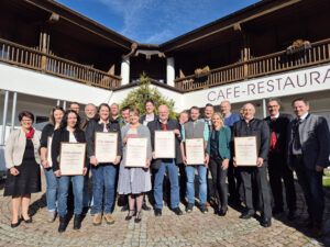 Die Geehrten des Bezirks Kitzbühel mit Ehrengästen.