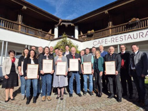 Die Geehrten des Bezirks Kitzbühel mit Ehrengästen.