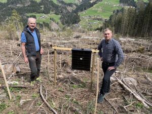 Josef Fuchs und Michael Weißbacher beim Lokalaugenschein. An der Käfer-Monitoring-Falle kann man die Borkenkäfer-Gefahr ablesen.
