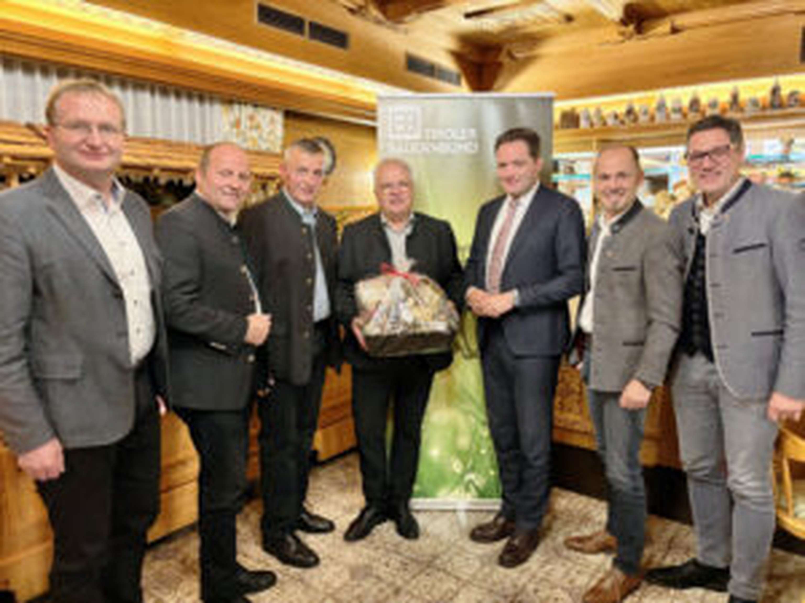 Bezirk Schwaz: Großen Dank an Hermann Gahr (mitte) für seinen jahrzehntelangen Einsatz im Nationalrat sprachen Bauernbund-bezirksgeschäftsführer Bgm. Josef Unterweger, BauernbundobmannLH-Stv. Josef Geisler, Bezirksbauernobmann ÖR Hannes Partl,Landwirtschaftsminister Norbert Totschnig, LK-Präsident NR Josef Hechenberger und Bauernbunddirektor Dr. Peter Raggl aus.