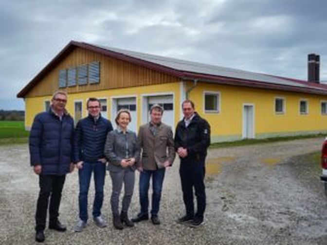 Ein Paradebeispiel für Energieeffizienz ist der Zuchtbetrieb Wimmer in Sattledt. Die LK-Präsidenten Moosbrugger (r.) und Waldenberger (l.) waren kürzlich bei Petra und Friedrich Wimmer (im Bild mit Sohn Florian) zu Gast.