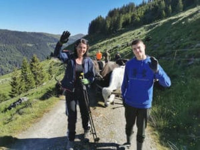 Gabriele und ihr Sohn Serafin beim Almauftrieb