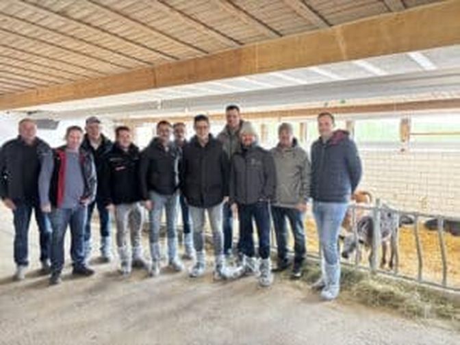 Die Projektbeteiligten und Unterstützer mit Bauer Hannes Post (2. v. l.) bei der Besichtigung des Stallumbaus in Mieming. (Anm. d. Redaktion: Der Stallbesuch erfolgte vor Empfehlung der MKS-Vorsichtsmaßnahmen.)