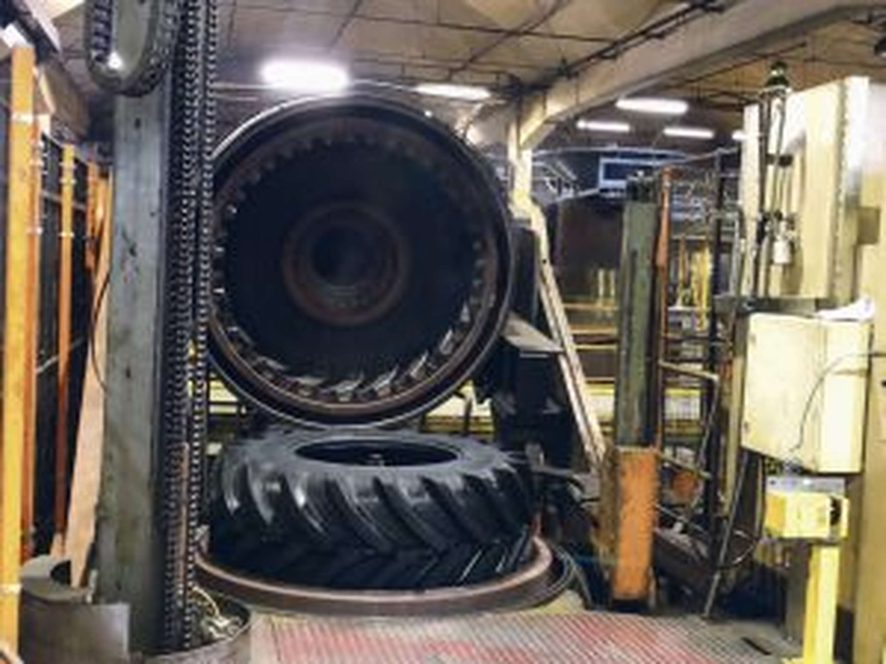 Reifenherstellung im Werk Enschede, seit 1997 mit patentierten Traxion-Stollen.