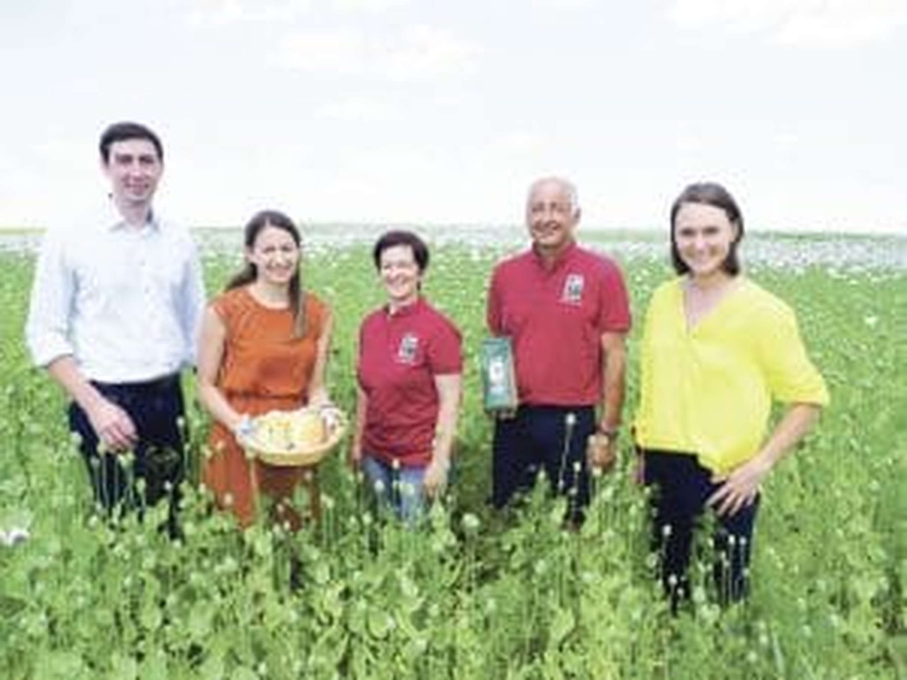Alex Bernhuber mit Waldviertler Mohnbauern Christina, Renate und Gerhard Kainz.