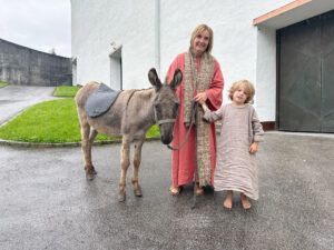 Silvia Schwaiger mit Enkel Sebastian und Esel Leo, der eine tragende Rolle hat.
