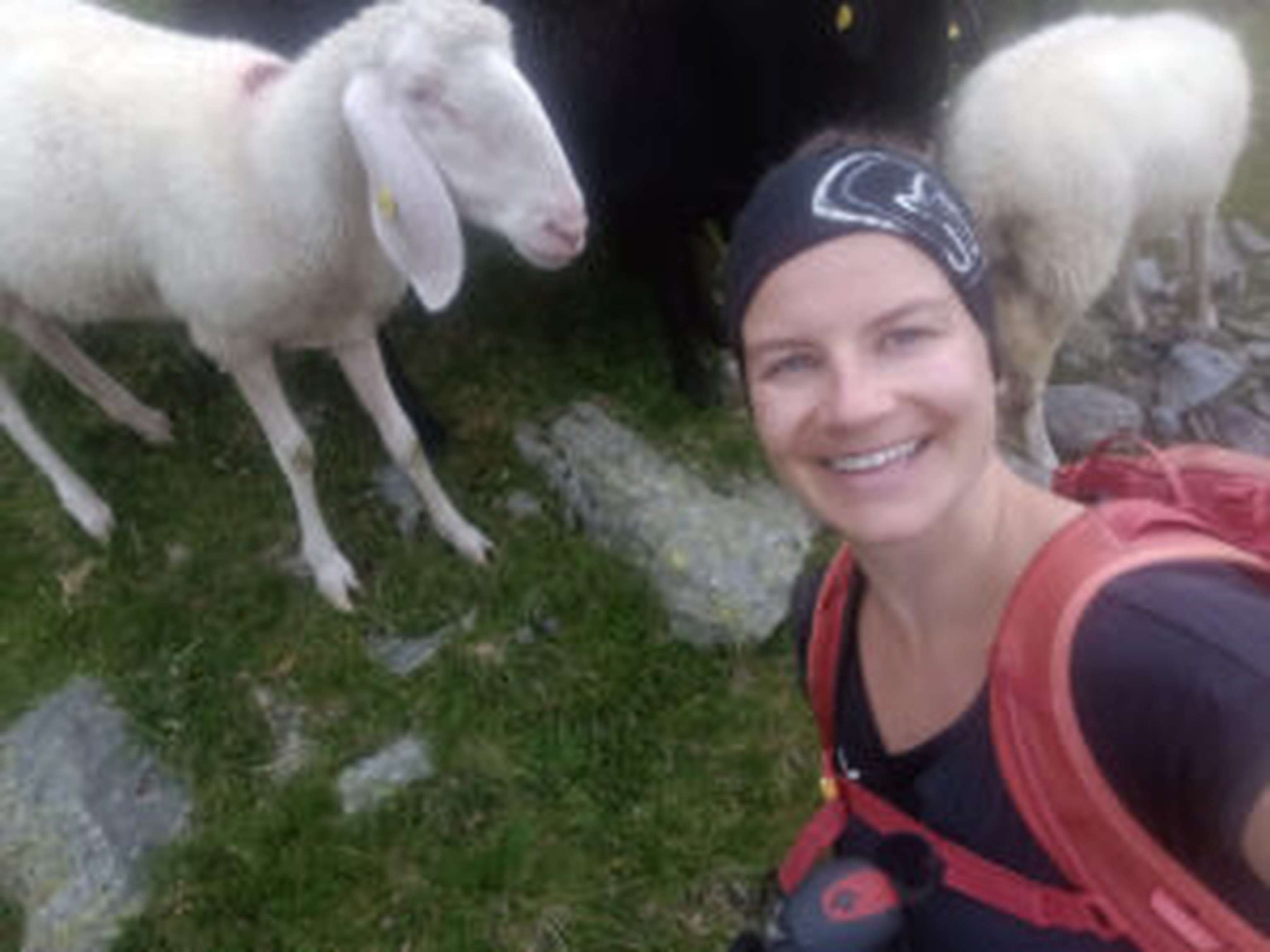 Viktoria ist jetzt sehr gerne Schafbäuerin.