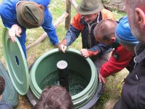 Wasserversorgung auf der Alm: Praktische Einblicke für künftiges Almpersonal (Foto vom LFI-Grundkurs für Hirten und Almpersonal)