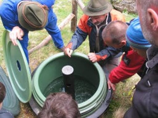 Wasserversorgung auf der Alm: Praktische Einblicke für künftiges Almpersonal (Foto vom LFI-Grundkurs für Hirten und Almpersonal)