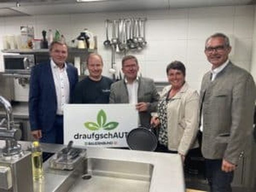 Rohrbach (Hofkirchen/Mühlkreis): LAbg. Ecker, Wirt Froschauer, Mairhofer, Märzinger und LK-Präsident Waldenberger (v.l.)