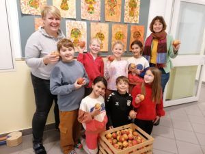 Ried: Bezirksbäuerin Monika Rendl war bei den Taferlklasslern. Direktorin Barbara Gramberger (l.) und Kinder freuten sich.