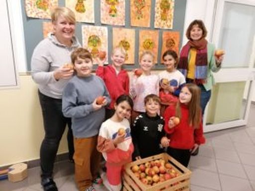 Ried: Bezirksbäuerin Monika Rendl war bei den Taferlklasslern. Direktorin Barbara Gramberger (l.) und Kinder freuten sich.