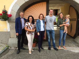 Schmiedtbauer bei der Besichtigung am Betrieb von Familie Hintenberger