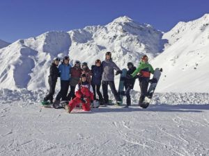 Im Sommer Bauer, im Winter Ski- und Snowboardlehrer: Andreas Neuner (vorne) kombiniert beides.