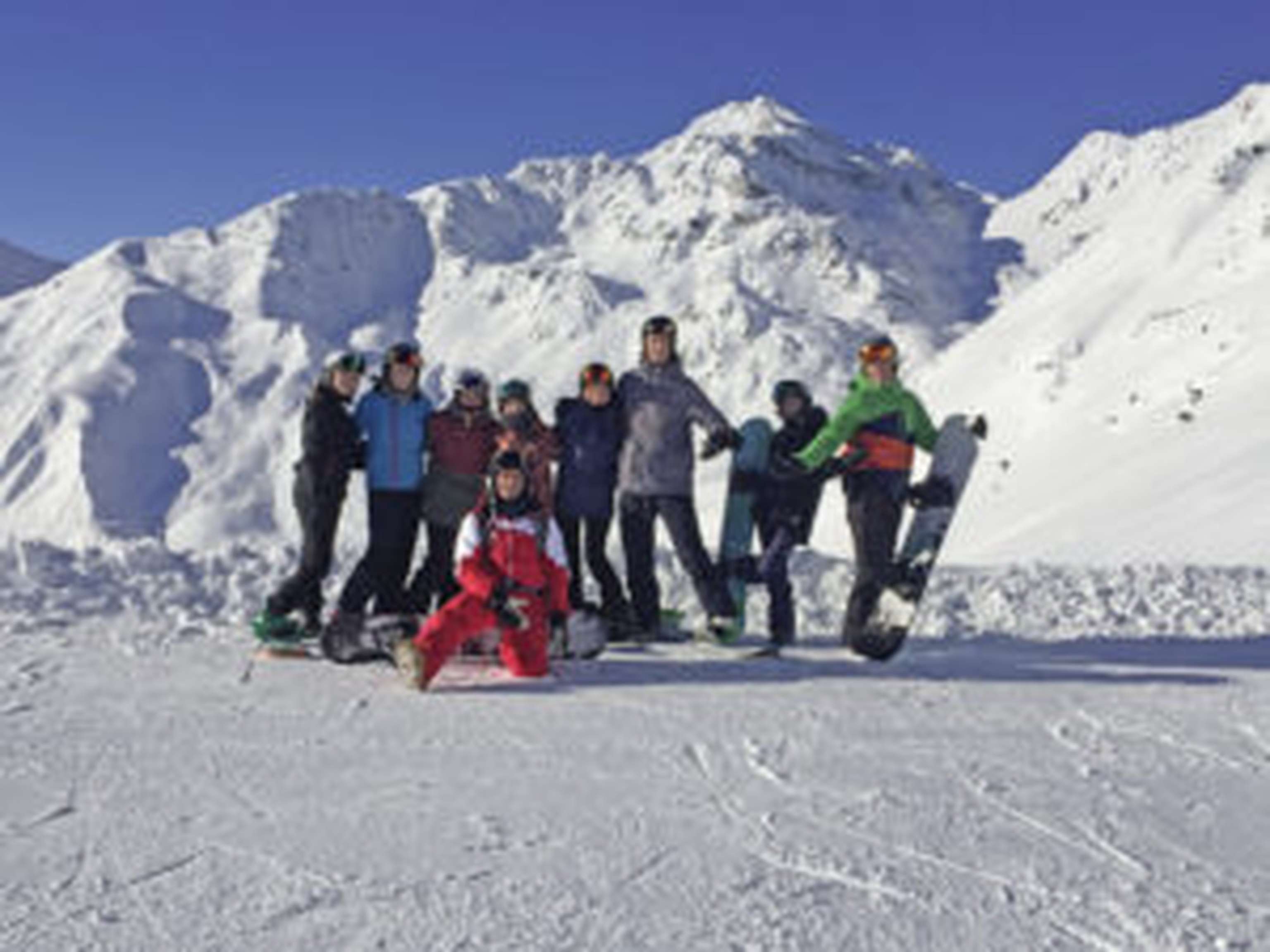 Im Sommer Bauer, im Winter Ski- und Snowboardlehrer: Andreas Neuner (vorne) kombiniert beides.