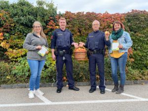 Kirchdorf: Bezirksbäuerin Sabine Sieberer (r.) versorgte die Polizisten der Dienstelle Pettenbach mit „Vitaminbomben“.