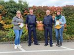 Kirchdorf: Bezirksbäuerin Sabine Sieberer (r.) versorgte die Polizisten der Dienstelle Pettenbach mit „Vitaminbomben“.